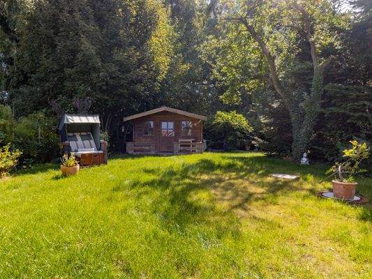 Gartenbereich mit Gartenhäusschen