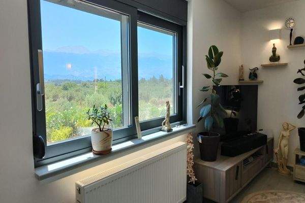 Kreta, Kalamitsi Amigdali: Charmantes kretisches Haus mit privatem Olivenhain und Bergblick zu verkaufen