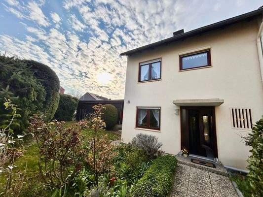 Schöne Frontansicht mit Vorgarten