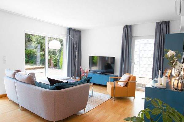 Moderne, helle Wohnzimmeroase