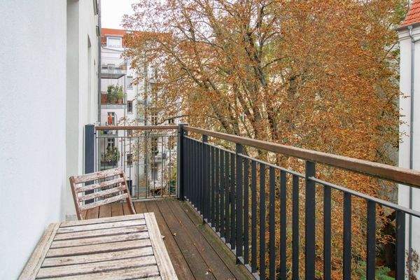 07. Balkon zum grünen Innenhof