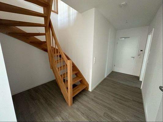 Flur mit Treppe in Spitzboden