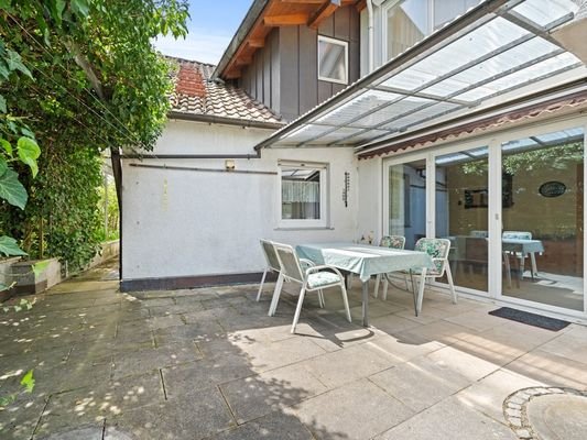 teilüberdachte Terrasse