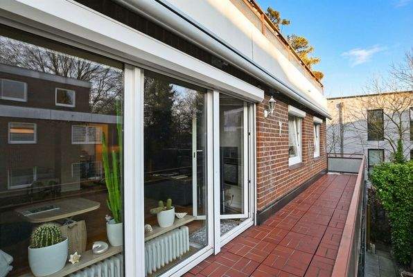 sonniger Südbalkon mit elektrischen Rollläden  