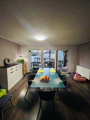 Essbereich mit Blick auf die Terrasse