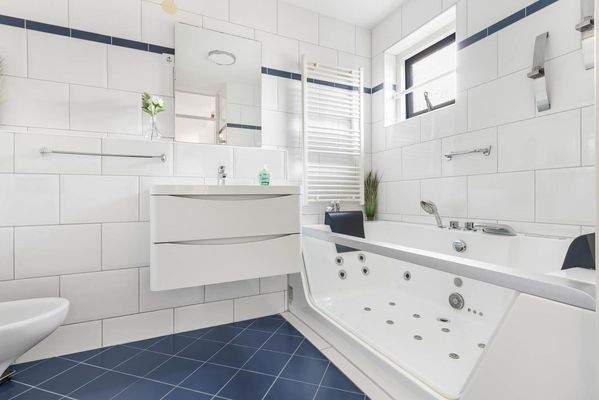 Vollbad unten + Glasbadewanne