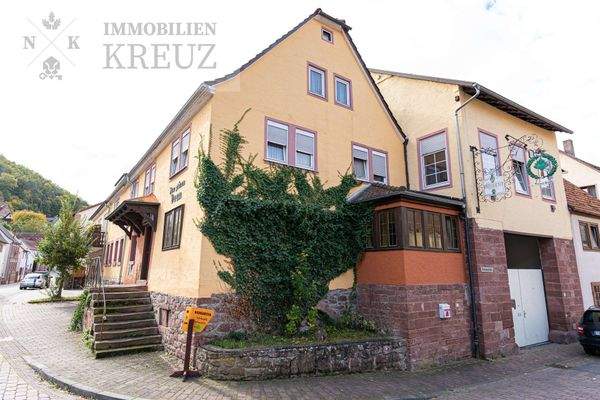 Straßenansicht Grüner Baum