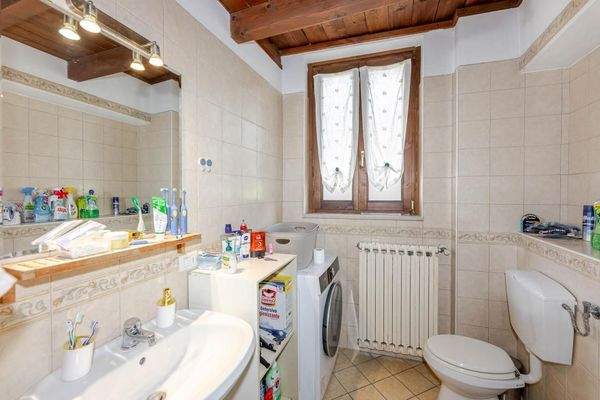 Das Badezimmer mit Dusche und Fenster