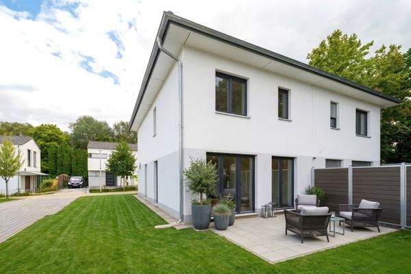 Rückansicht mit großer Terrasse