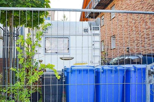 Stellplatz rechts vom Gebäude