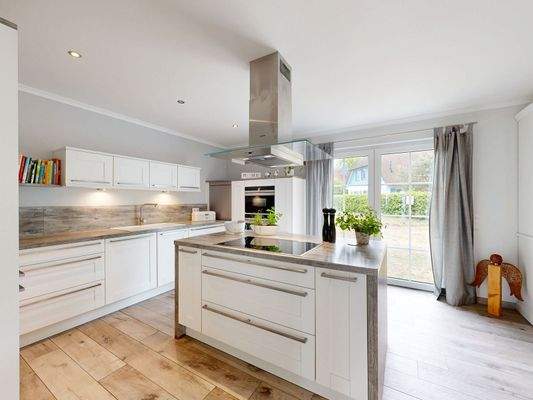 Küchenbereich mit Kochinsel im Erdgeschoss