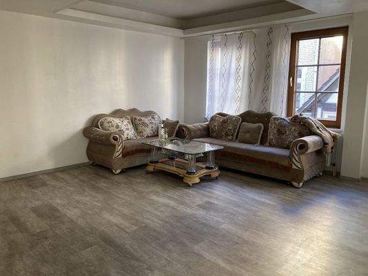 geräumiges Wohnzimmer