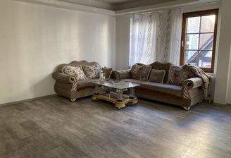 geräumiges Wohnzimmer