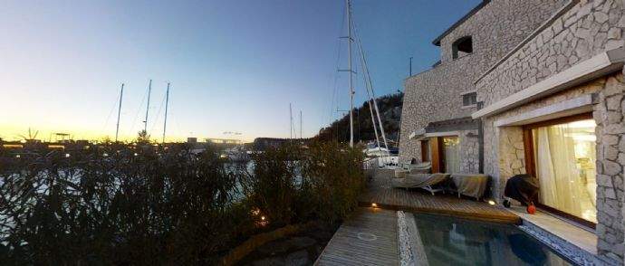 Blick Marina/ Terrasse/ Pool-Area/ Wohnzimmer