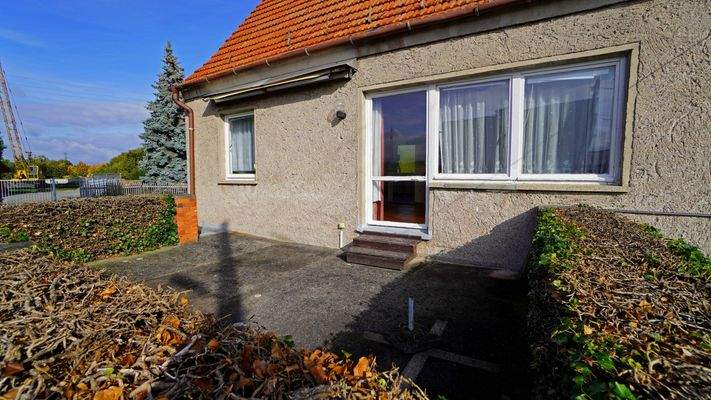 Auf der ideal nach Süd-West ausgerichteten Terrasse genießen Sie Ihren Feierabend mit Familie und Freunden