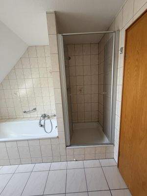 Badewanne und Dusche