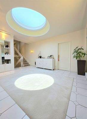 Diele mit Oberlicht und Treppe  Glasgeländer