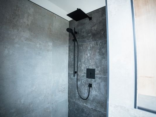 ...und bodentiefer Dusche mit Regenkopf