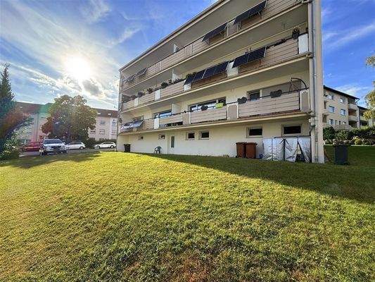 Gebäudeaußenansicht / Stellplätze