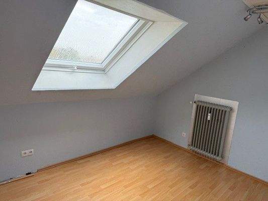 Dachzimmer mit Dachfenster