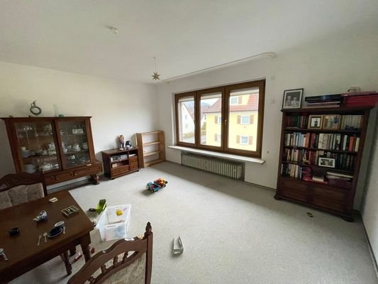 Wohnzimmer mit Balkon