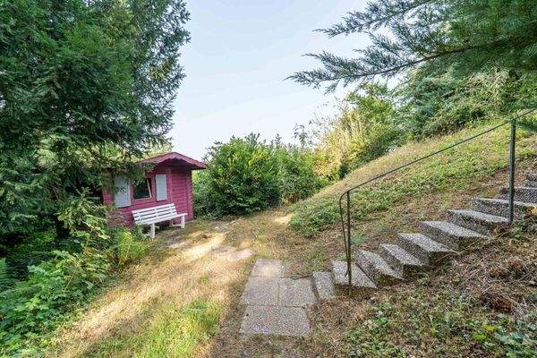 kleine Gartenhütte im unteren Bereich des Grundstü