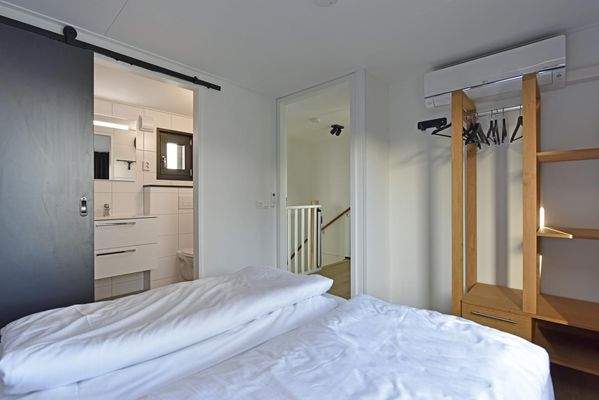 Luxus 4-Personen-Ferienhaus direkt am Wasser im Roompot Lakeside Resort Brielle mit 2 Schlafzimmern und 2 ensuite Badezimmern013