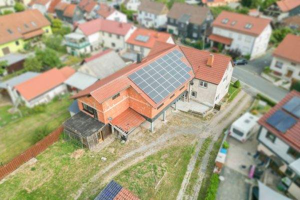 Luftbild Dach mit Photovoltaik