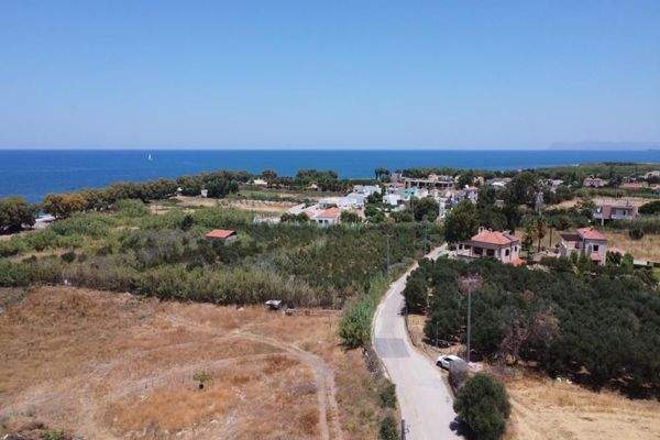 Kreta, Tavronitis: Schönes Grundstück mit Meerblick und hoher Baukapazität zu verkaufen