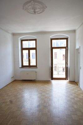 Wohnzimmer mit Balkon