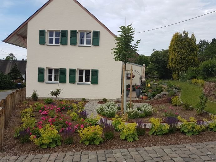 Schönes Einfamilienhaus (Doppelhaushälfte) mit Ziergarten in Grimburg zu vermieten