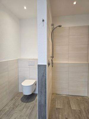 Großes Duschbad mit begehbarer Dusche