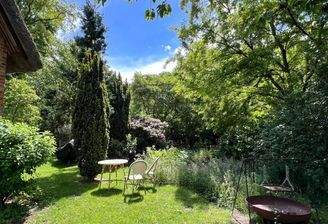 großzügiger ländlicher Garten