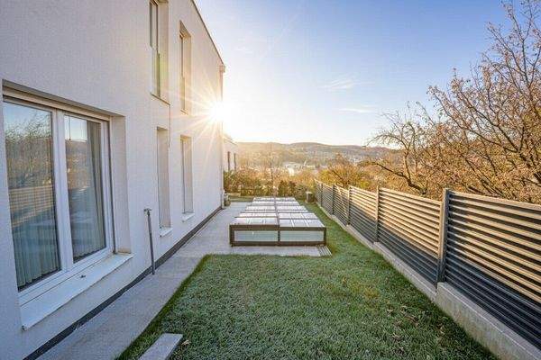 Garten mit überdachtem, beheizbarem Pool