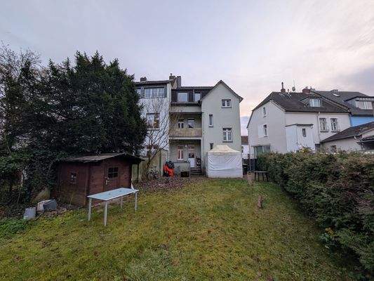 Gartenansicht mit Gartenhaus