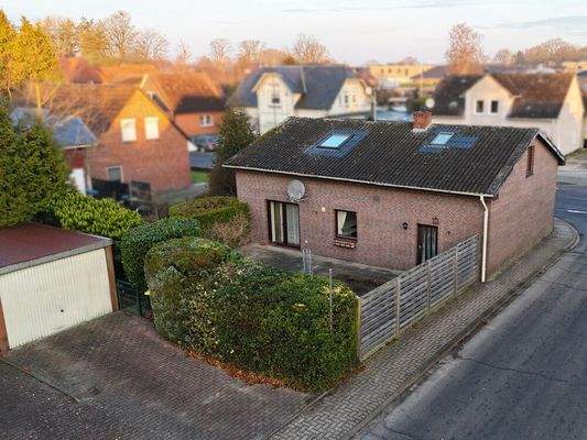 Rückansicht des Einfamilienhauses mit Garage