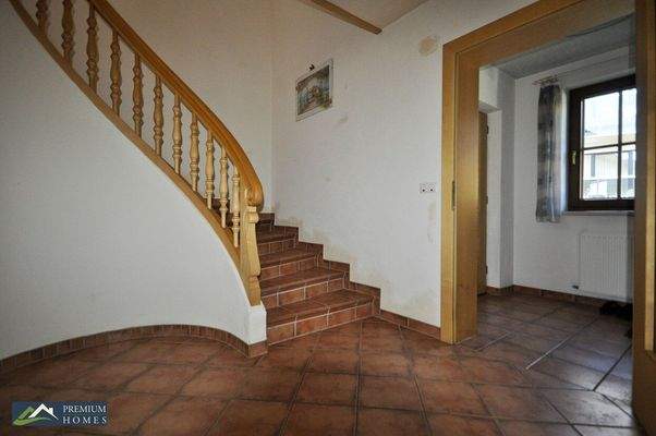 Doppelhaushälfte in Aussichtslage - Flur mit Treppenhaus