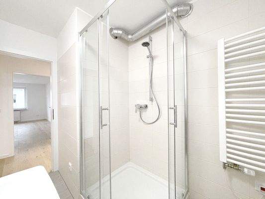 Bodengleiche Dusche und Handtuchtherme im Badezimmer