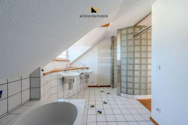 Doppelt so viel Luxus: Zwei Waschbecken, Wanne und Dusche für das perfekte Wohlfühlbad.