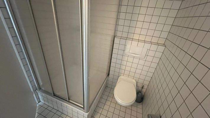 Badezimmer mit Dusche.