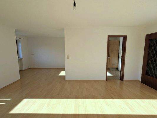 Lichtdurchflutetes Wohnzimmer mit Balkonzugang