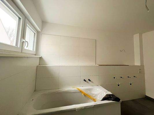 Badezimmer mit Badewanne und Dusche - Referenzbild