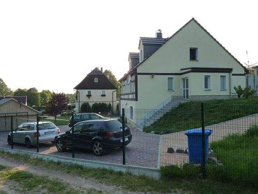 Objektansicht seitlich mit Stellpl. Whg. 1