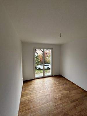 Helles Zimmer mit Holzboden