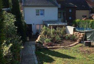 Ansicht Hinterhaus mit Terrasse und Garten