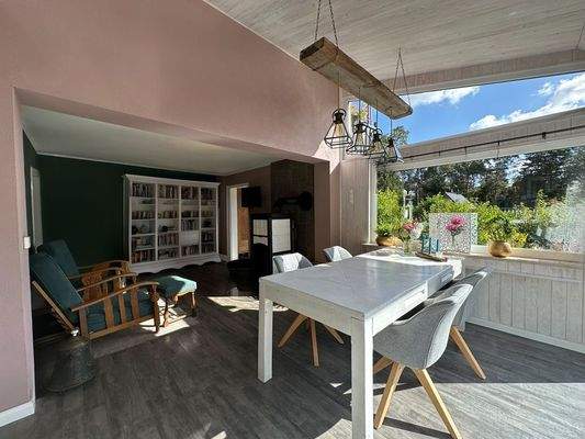 Offenes Wohn- und Esszimmer