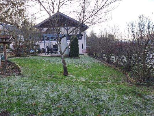 Haus und Nebengebäude