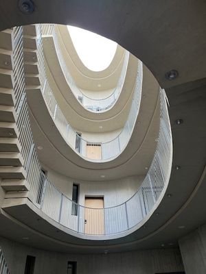 innenliegendes offenes Treppenhaus