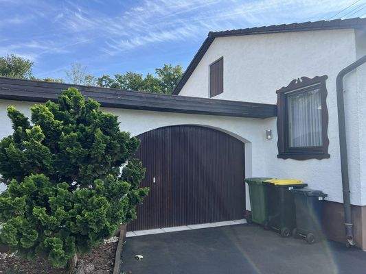 Einfahrt & Gargage 