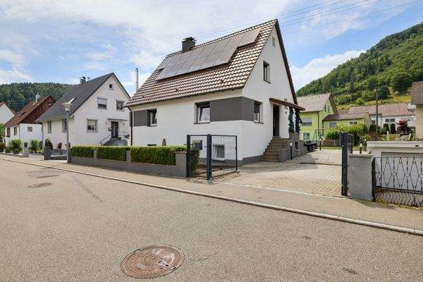 Hausansicht mit Stellplatz 2